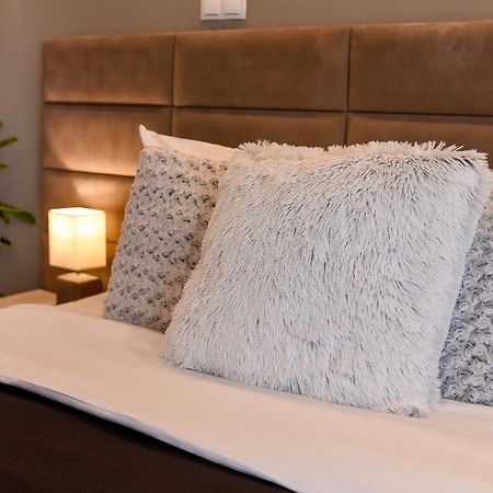 Chic Accommodation With Breathtaking Views Over Calea Victoriei - Your Central Heaven Bukarest Exterior foto
