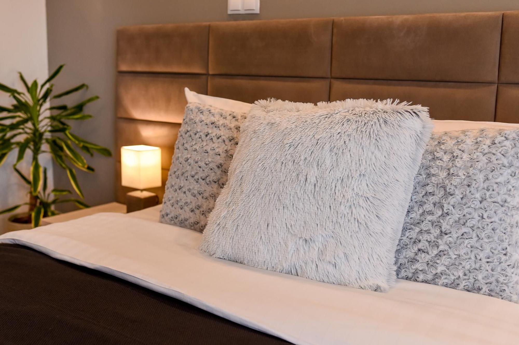 Chic Accommodation With Breathtaking Views Over Calea Victoriei - Your Central Heaven Bukarest Exterior foto
